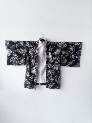 Haori negro de hojas blancas